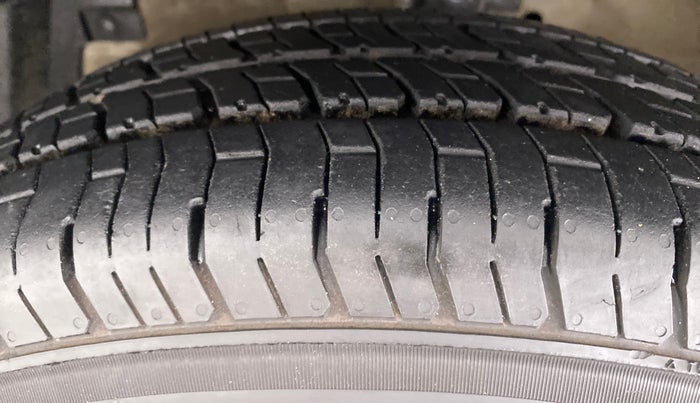 2017 Maruti Swift VXI D, Petrol, Manual, 58,050 km, Left Front Tyre Tread