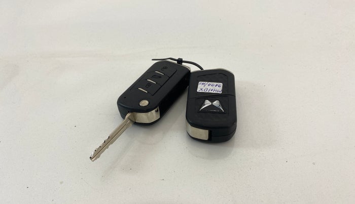 2021 Mahindra XUV700 AX 7 P AT 7 STR, Petrol, Automatic, 67,131 km, Key Close Up