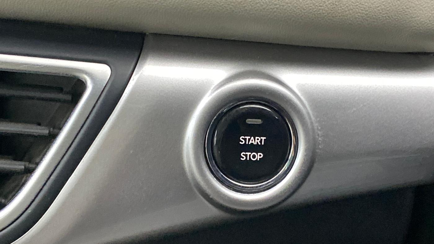 2021 Mahindra XUV700 AX 7 P AT 7 STR, Petrol, Automatic, 66,993 km, Keyless Start/ Stop Button