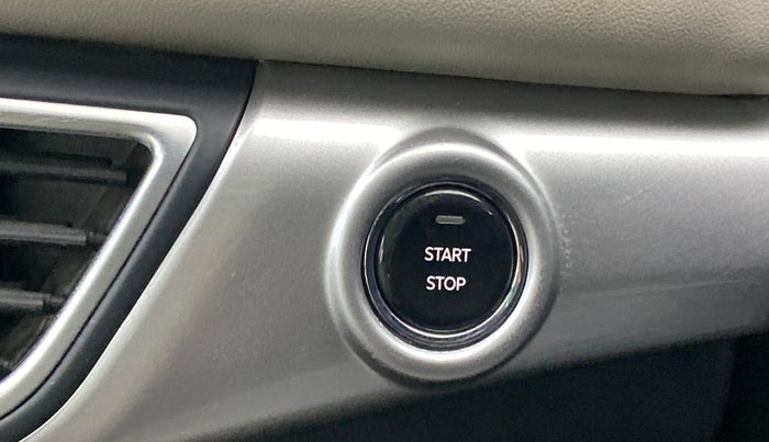 2021 Mahindra XUV700 AX 7 P AT 7 STR, Petrol, Automatic, 67,131 km, Keyless Start/ Stop Button