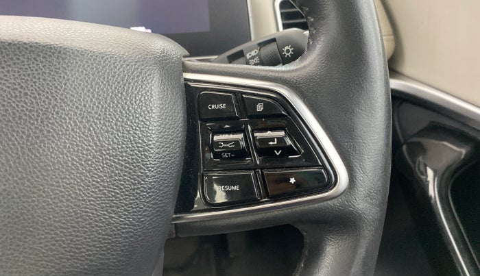 2021 Mahindra XUV700 AX 7 P AT 7 STR, Petrol, Automatic, 67,131 km, Adaptive Cruise Control
