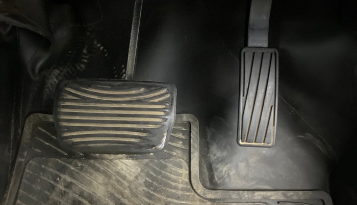 2021 Mahindra XUV700 AX 7 P AT 7 STR, Petrol, Automatic, 67,131 km, Pedals