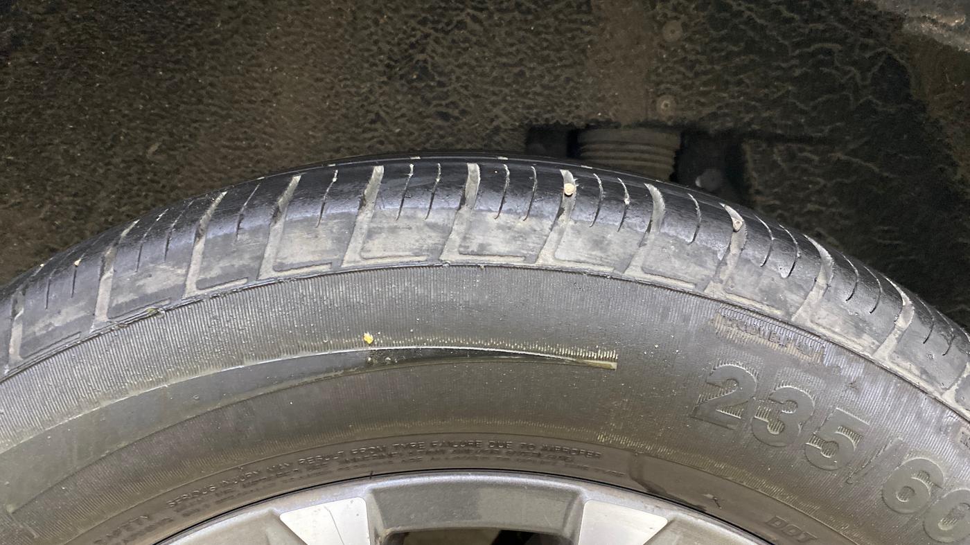 2021 Mahindra XUV700 AX 7 P AT 7 STR, Petrol, Automatic, 66,993 km, Left Rear Tyre Tread