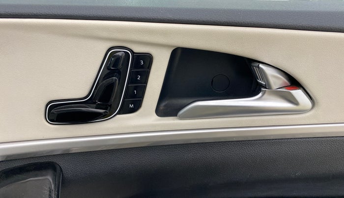 2021 Mahindra XUV700 AX 7 P AT 7 STR, Petrol, Automatic, 67,131 km, Driver Side Adjustment Panel
