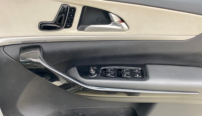 2021 Mahindra XUV700 AX 7 P AT 7 STR, Petrol, Automatic, 67,131 km, Driver Side Door Panels Control