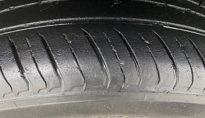 2022 Renault Kiger RXZ MT DUAL TONE, Petrol, Manual, 43,205 km, Right Rear Tyre Tread