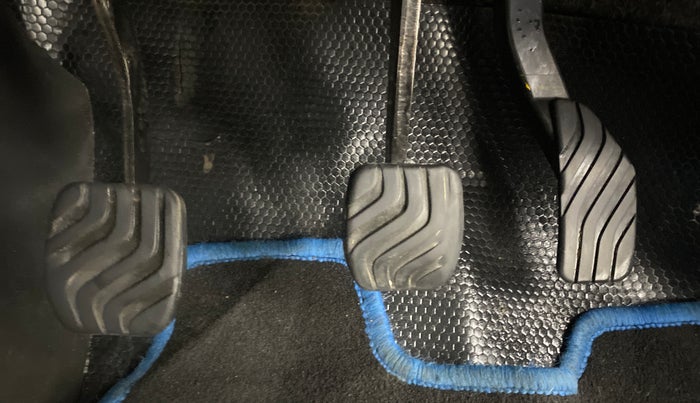 2022 Renault Kiger RXZ MT DUAL TONE, Petrol, Manual, 43,205 km, Pedals