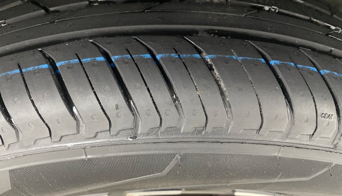 2022 Renault Kiger RXZ MT DUAL TONE, Petrol, Manual, 43,205 km, Right Front Tyre Tread