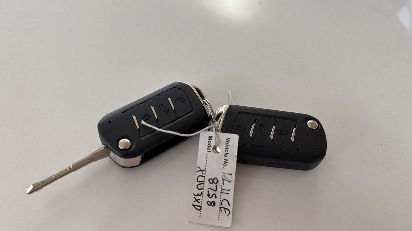 2024 Mahindra XUV 3XO MX3 1.2 L TCMPFi, Petrol, Manual, 6,765 km, Key Close Up