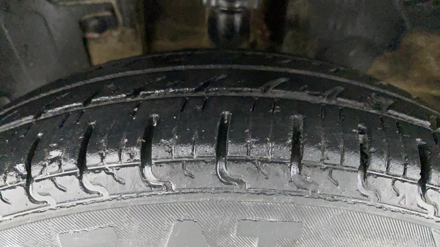 2017 Renault Kwid RXT, Petrol, Manual, 32,531 km, Left Front Tyre Tread