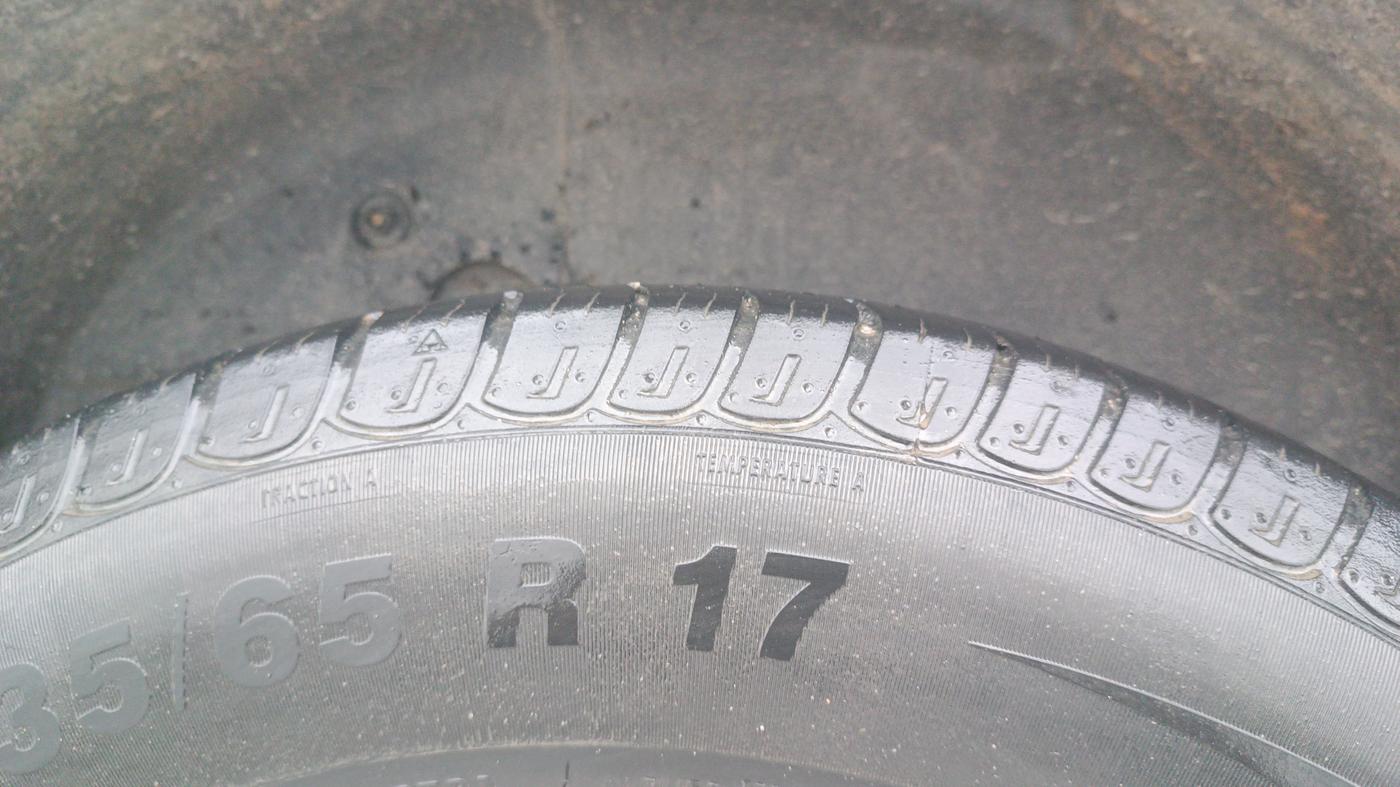 2014 Mahindra XUV500 W8, Diesel, Manual, 1,24,651 km, Right Rear Tyre Tread
