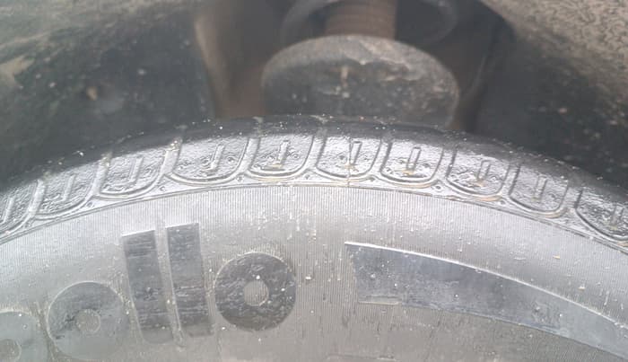 2014 Mahindra XUV500 W8, Diesel, Manual, 1,24,651 km, Left Front Tyre Tread