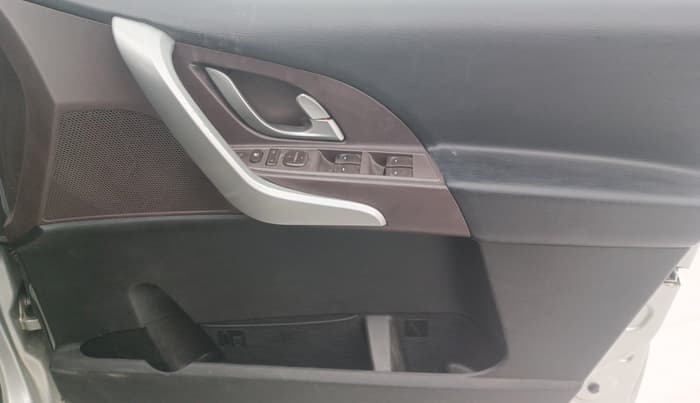 2014 Mahindra XUV500 W8, Diesel, Manual, 1,24,651 km, Driver Side Door Panels Control