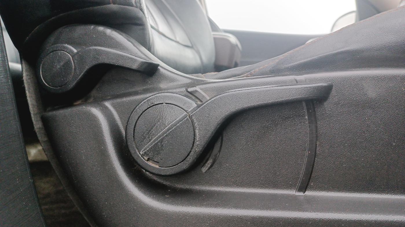 2014 Mahindra XUV500 W8, Diesel, Manual, 1,24,651 km, Driver Side Adjustment Panel