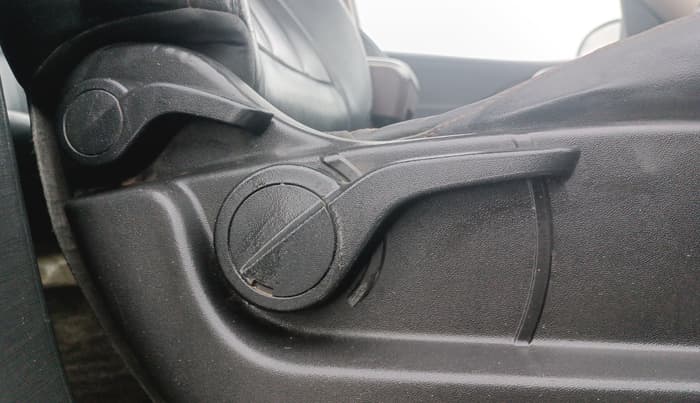 2014 Mahindra XUV500 W8, Diesel, Manual, 1,24,651 km, Driver Side Adjustment Panel