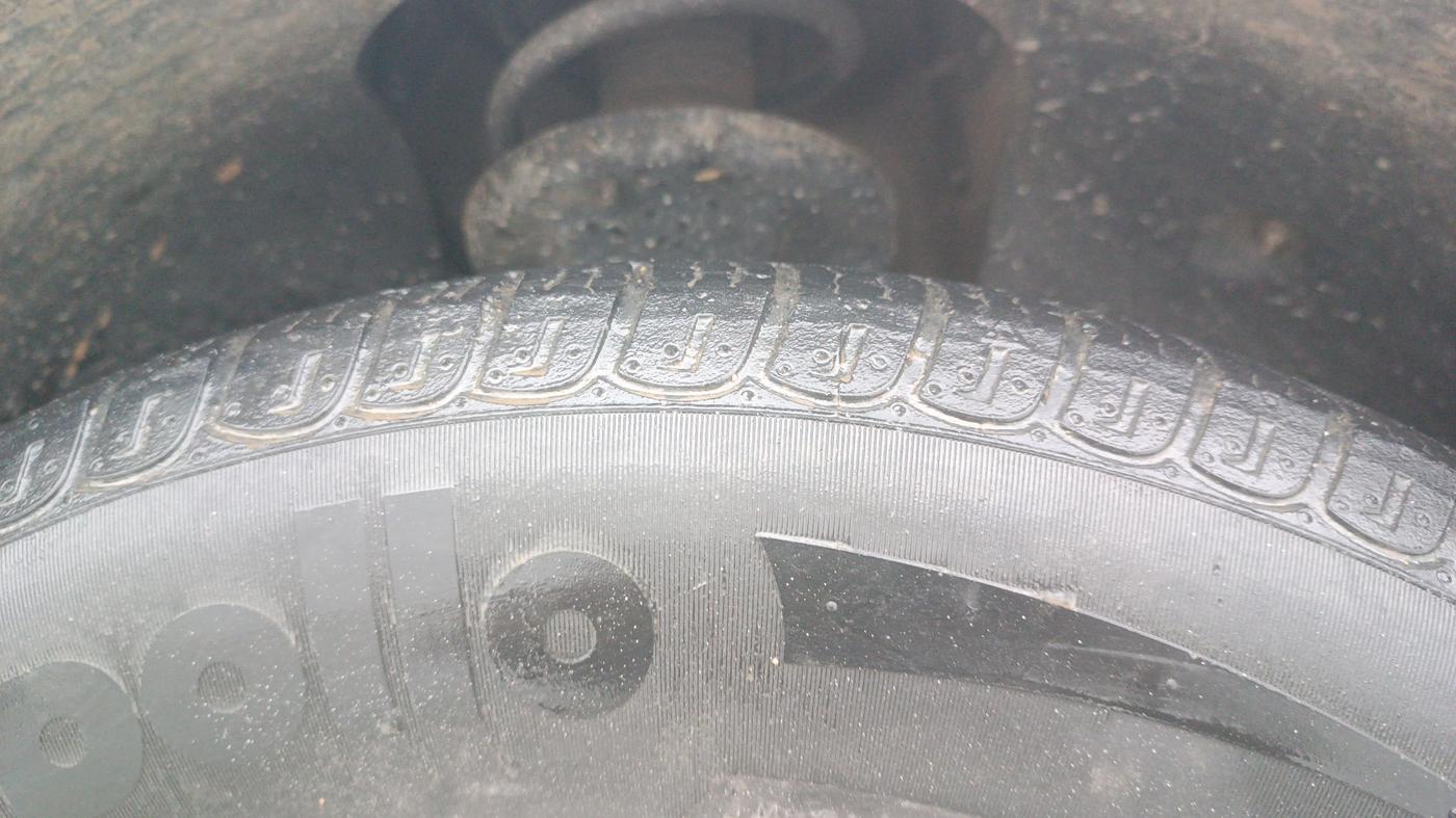 2014 Mahindra XUV500 W8, Diesel, Manual, 1,24,651 km, Right Front Tyre Tread