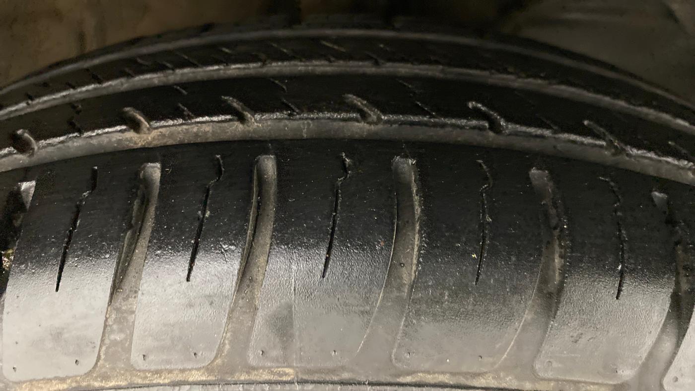 2019 Maruti Swift VXI AMT D, Petrol, Automatic, 21,688 km, Right Front Tyre Tread
