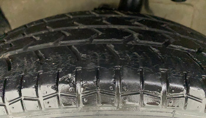 2010 Maruti Swift LXI, Petrol, Manual, 70,437 km, Left Front Tyre Tread