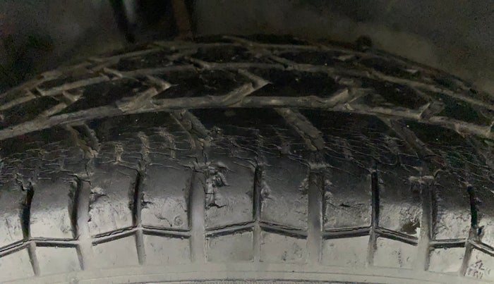 2010 Maruti Swift LXI, Petrol, Manual, 70,437 km, Right Rear Tyre Tread