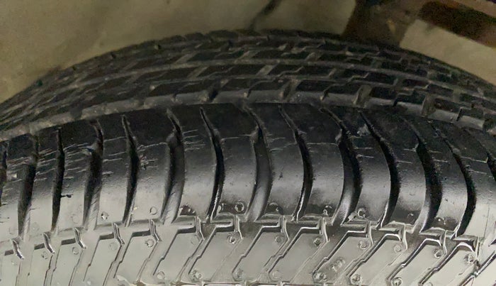 2010 Maruti Swift LXI, Petrol, Manual, 70,437 km, Right Front Tyre Tread