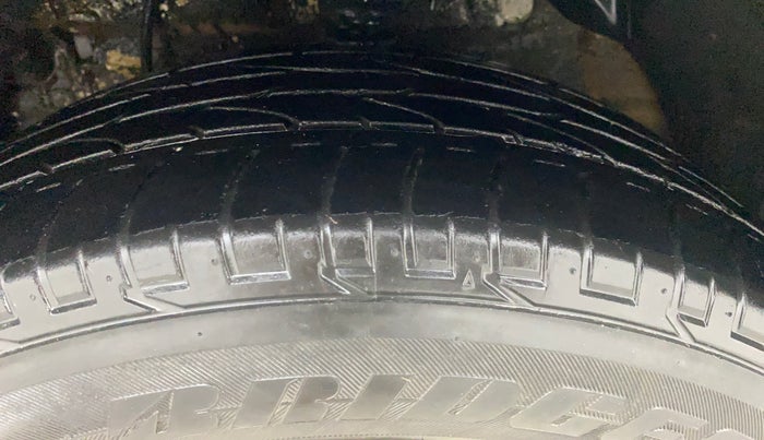 2022 Mahindra XUV300 W8 (O) 1.2 PETROL AMT, Petrol, Automatic, 30,355 km, Left Front Tyre Tread