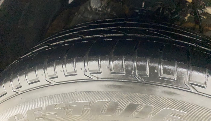 2022 Mahindra XUV300 W8 (O) 1.2 PETROL AMT, Petrol, Automatic, 30,355 km, Right Front Tyre Tread