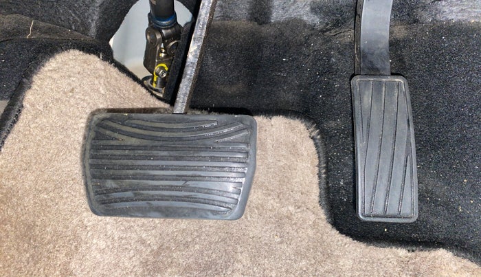 2022 Mahindra XUV300 W8 (O) 1.2 PETROL AMT, Petrol, Automatic, 30,355 km, Pedals