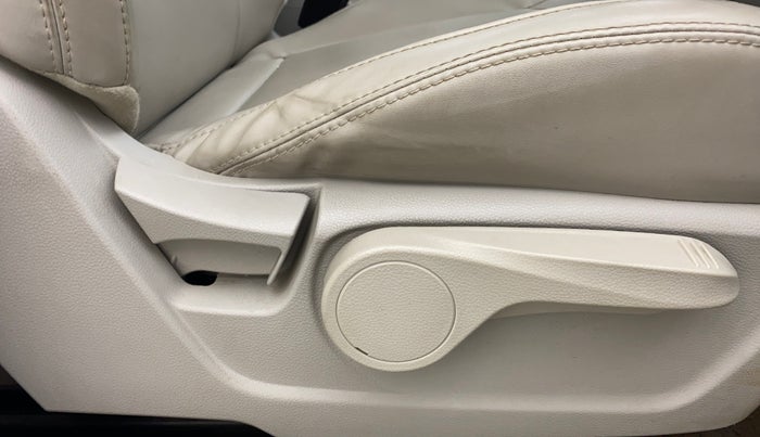 2022 Mahindra XUV300 W8 (O) 1.2 PETROL AMT, Petrol, Automatic, 30,355 km, Driver Side Adjustment Panel