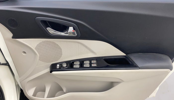 2022 Mahindra XUV300 W8 (O) 1.2 PETROL AMT, Petrol, Automatic, 30,355 km, Driver Side Door Panels Control