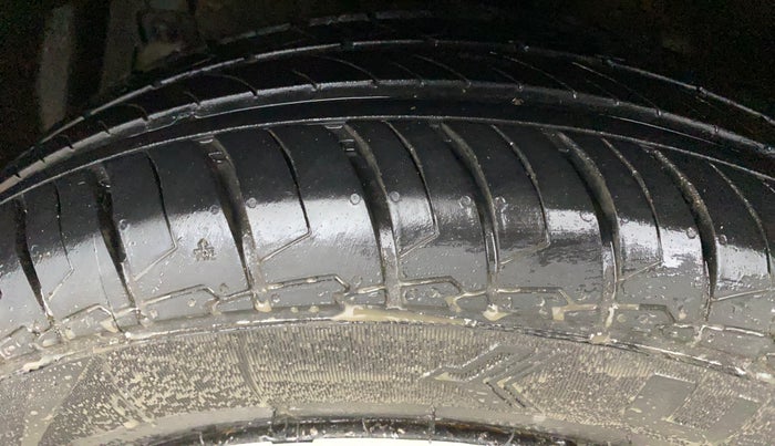 2016 Maruti Ciaz VXI+, Petrol, Manual, 70,347 km, Left Front Tyre Tread