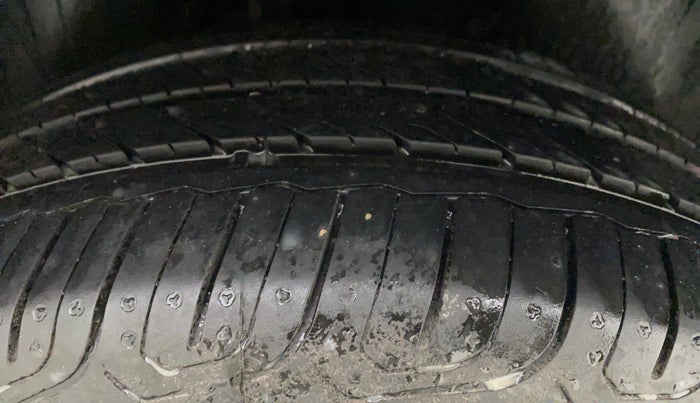 2015 Volkswagen Vento COMFORTLINE 1.2 TSI AT, Petrol, Automatic, 49,705 km, Right Rear Tyre Tread