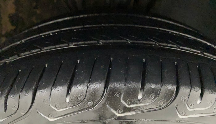 2015 Volkswagen Vento COMFORTLINE 1.2 TSI AT, Petrol, Automatic, 49,705 km, Right Front Tyre Tread