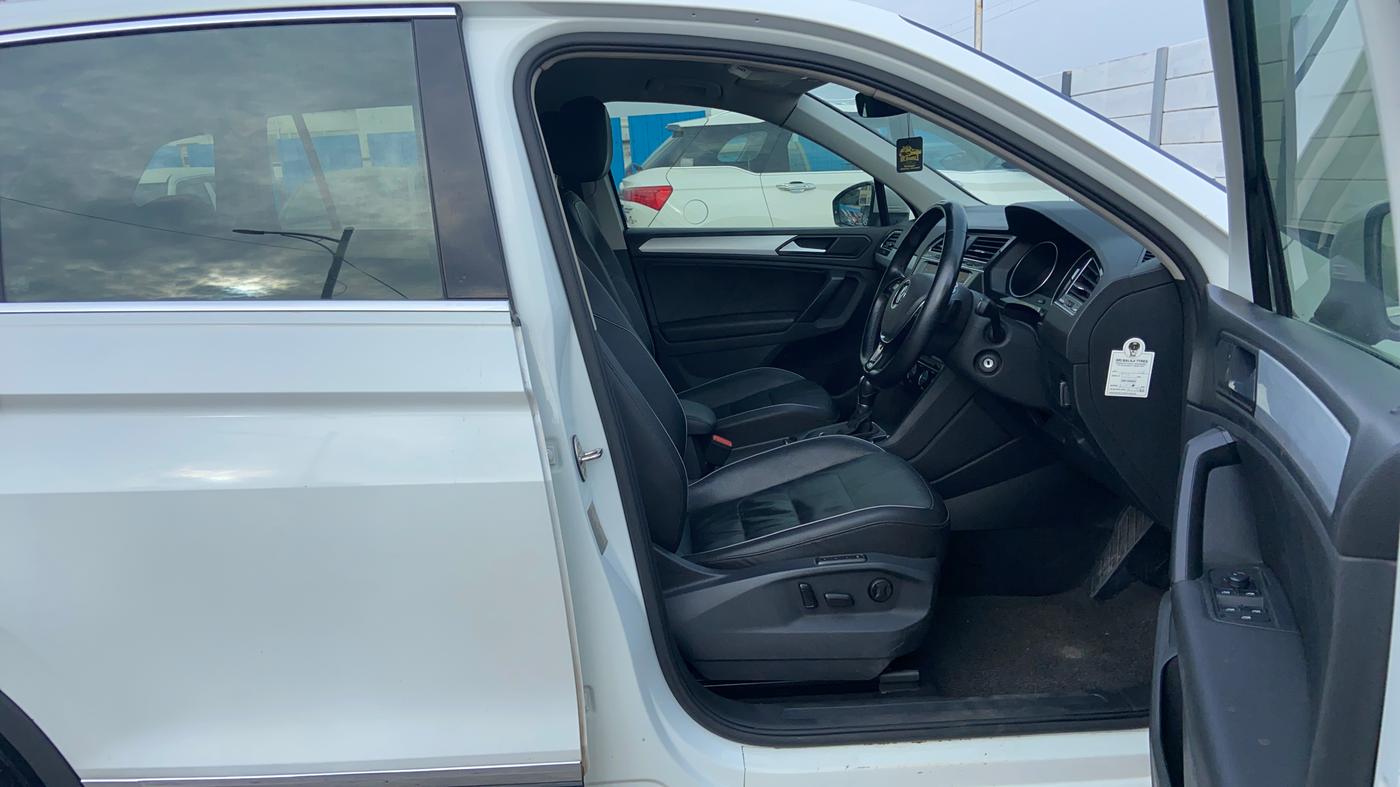 2019 Volkswagen TIGUAN COMFORTLINE TDI AT, Diesel, Automatic, 1,11,225 km, Driver Side Door Panels Control