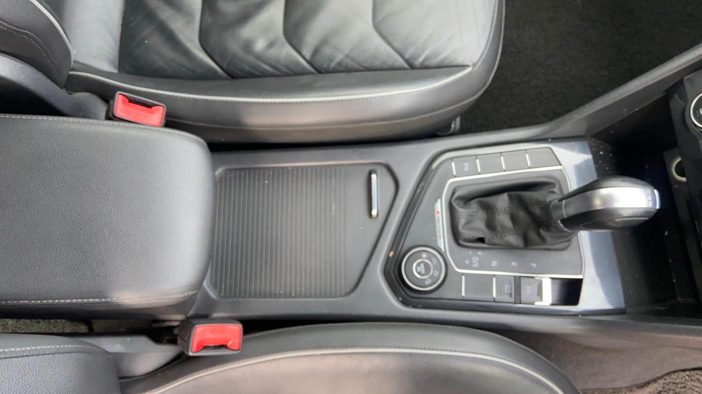 2019 Volkswagen TIGUAN COMFORTLINE TDI AT, Diesel, Automatic, 1,11,225 km, Gear Lever