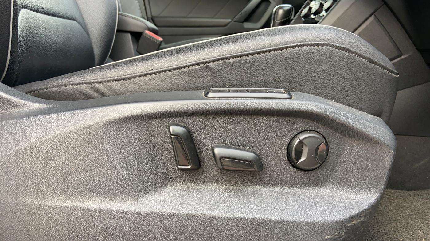 2019 Volkswagen TIGUAN COMFORTLINE TDI AT, Diesel, Automatic, 1,11,225 km, Driver Side Adjustment Panel