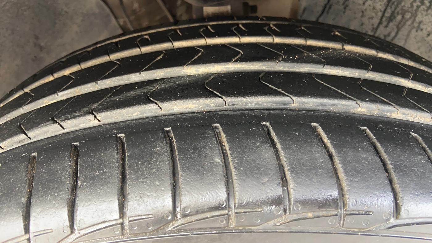 2019 Volkswagen TIGUAN COMFORTLINE TDI AT, Diesel, Automatic, 1,11,225 km, Right Front Tyre Tread