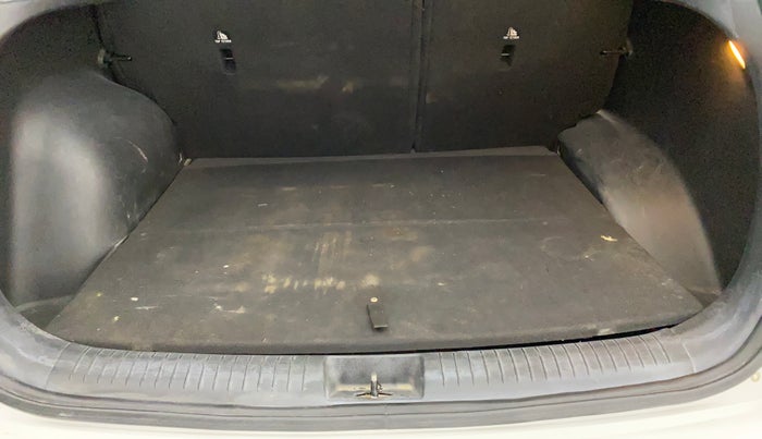 2017 Hyundai Creta SX PLUS AT 1.6 PETROL, Petrol, Automatic, 1,08,119 km, Boot Inside