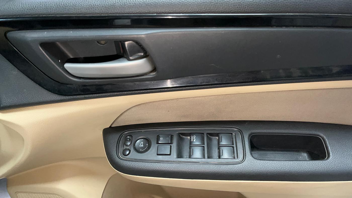 2019 Honda Amaze 1.2L I-VTEC S, CNG, Manual, 42,575 km, Driver Side Door Panels Control