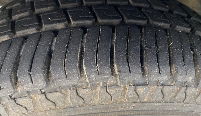 2013 Hyundai Eon MAGNA +, Petrol, Manual, 48,123 km, Left Front Tyre Tread