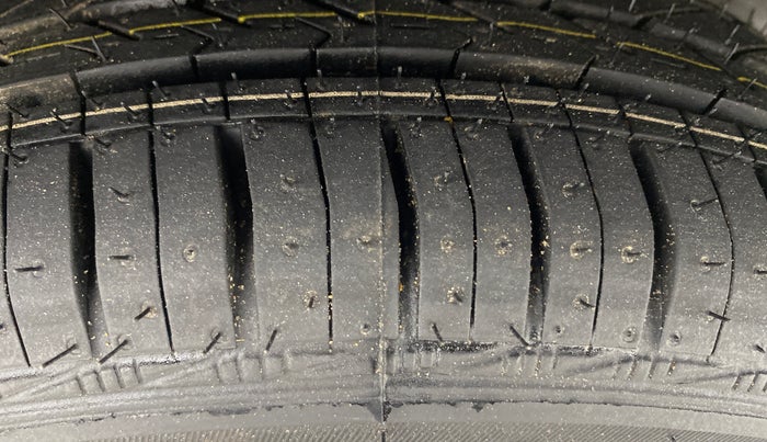 2013 Hyundai Eon MAGNA +, Petrol, Manual, 48,123 km, Right Rear Tyre Tread