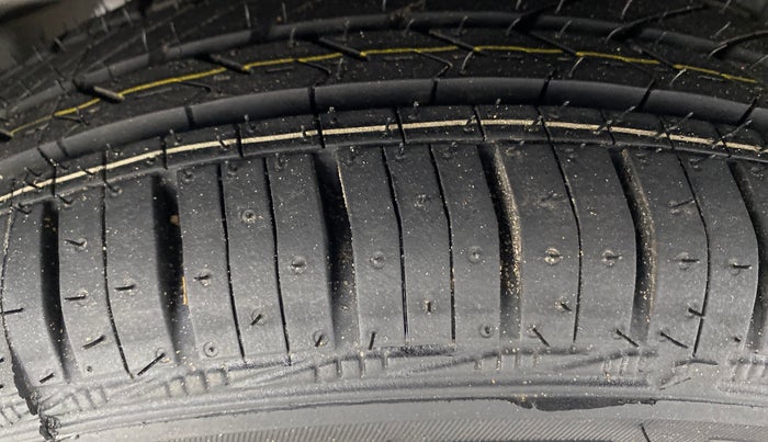 2013 Hyundai Eon MAGNA +, Petrol, Manual, 48,123 km, Left Rear Tyre Tread