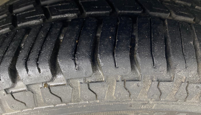 2013 Hyundai Eon MAGNA +, Petrol, Manual, 48,123 km, Right Front Tyre Tread