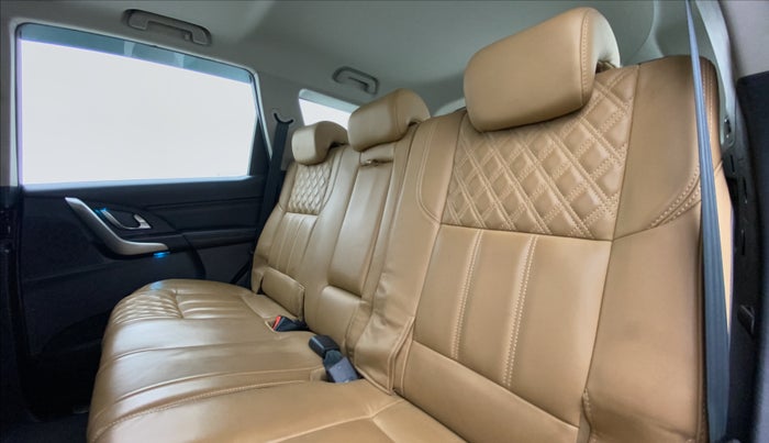 2018 Mahindra XUV500 W11 (O), Diesel, Manual, 47,339 km, Right Side Rear Door Cabin