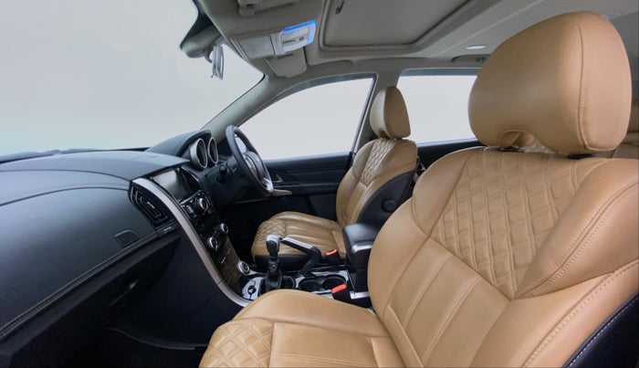 2018 Mahindra XUV500 W11 (O), Diesel, Manual, 47,339 km, Right Side Front Door Cabin