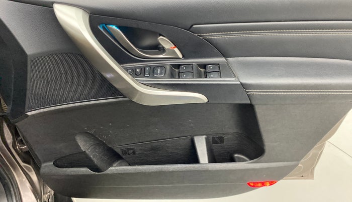 2018 Mahindra XUV500 W11 (O), Diesel, Manual, 47,339 km, Driver Side Door Panels Control