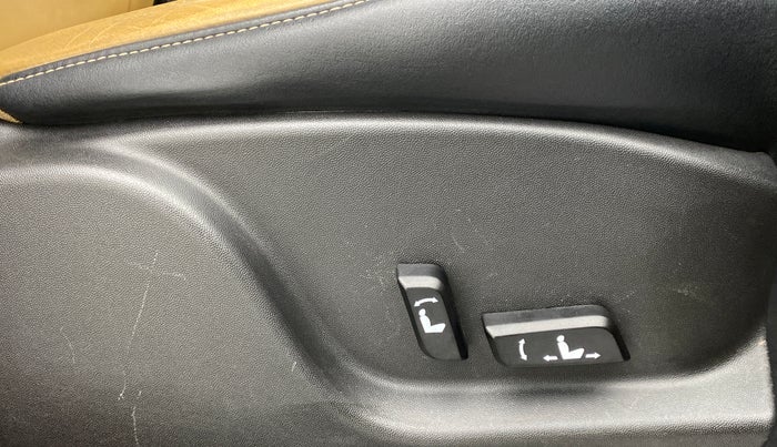 2018 Mahindra XUV500 W11 (O), Diesel, Manual, 47,339 km, Driver Side Adjustment Panel