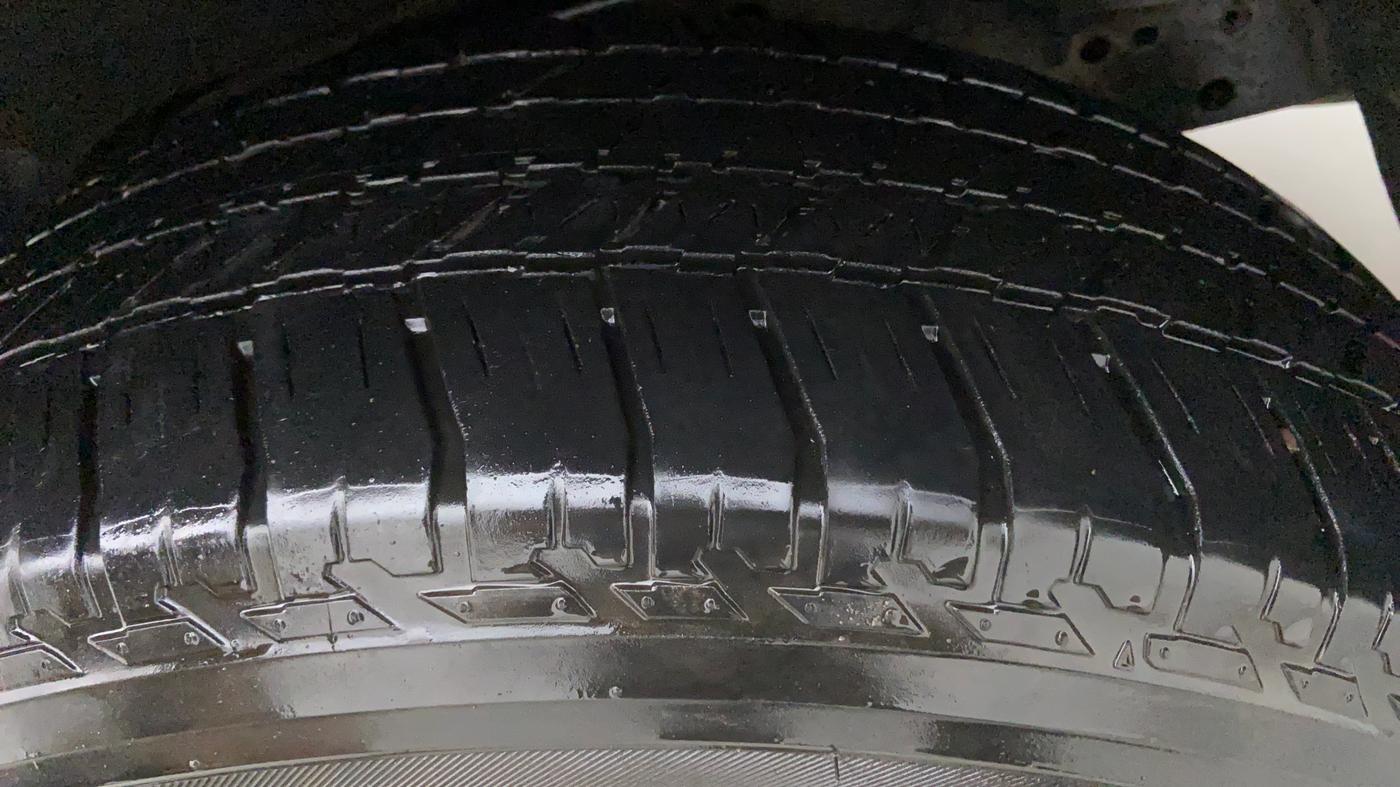 2018 Ford Endeavour 2.2l 4X2 AT Titanium, Diesel, Automatic, 76,800 km, Left Front Tyre Tread