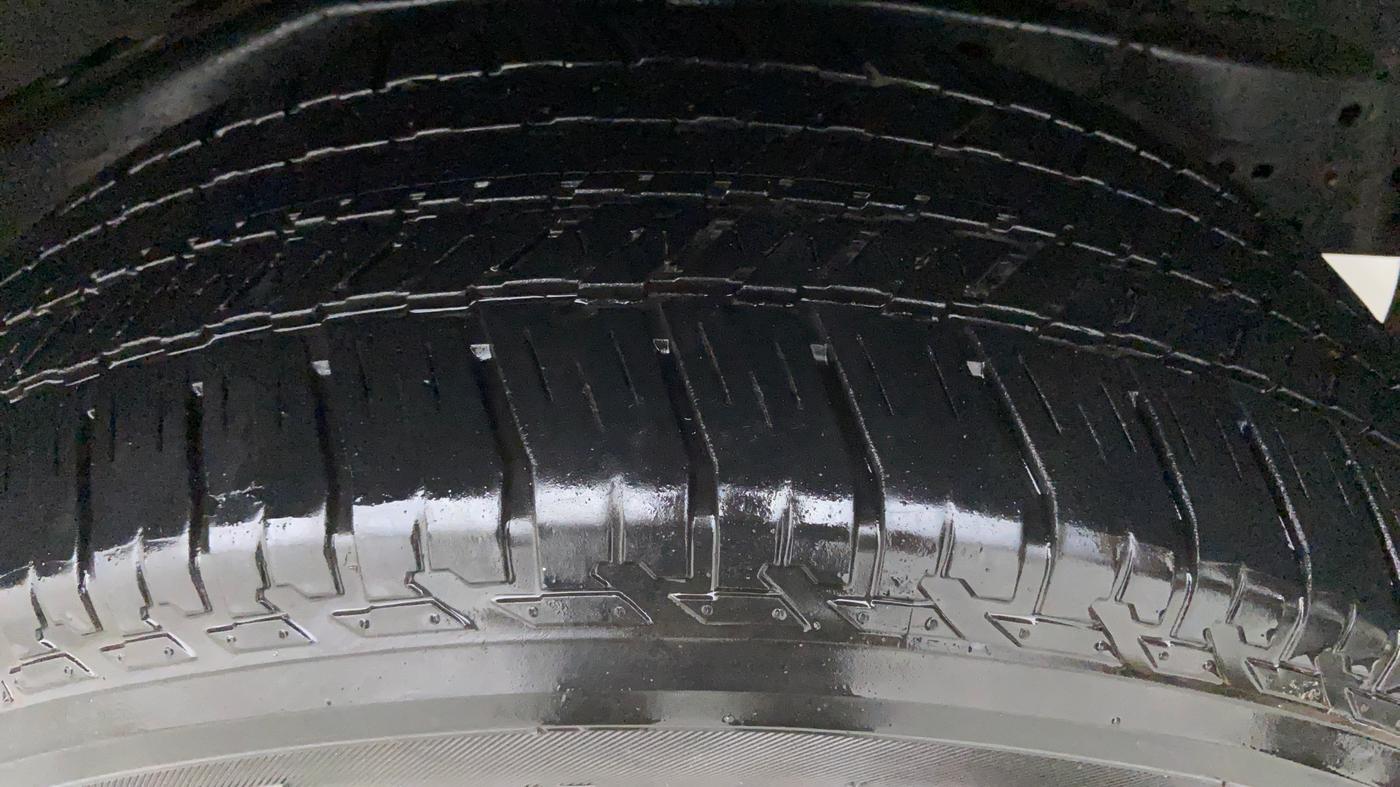 2018 Ford Endeavour 2.2l 4X2 AT Titanium, Diesel, Automatic, 76,800 km, Right Front Tyre Tread