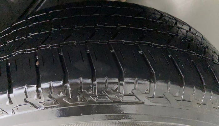 2018 Ford Endeavour 2.2l 4X2 AT Titanium, Diesel, Automatic, 76,800 km, Left Rear Tyre Tread