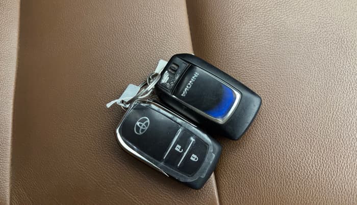 2022 Toyota Innova Crysta 2.7 ZX AT 7 STR, Petrol, Automatic, 51,133 km, Key Close Up